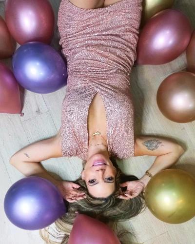 A influencer Cíntia Agrizzi celebra 43 anos com ensaio cheio de estilo e personalidade