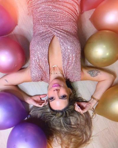 A influencer Cíntia Agrizzi celebra 43 anos com ensaio cheio de estilo e personalidade