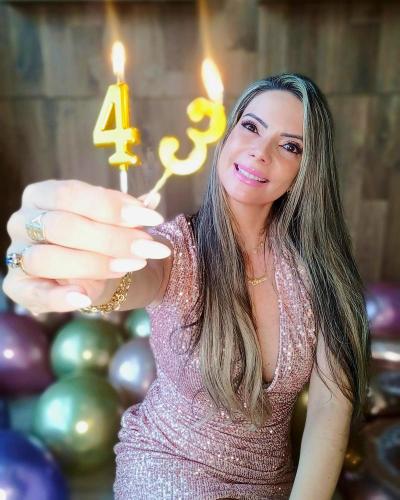 A influencer Cíntia Agrizzi celebra 43 anos com ensaio cheio de estilo e personalidade