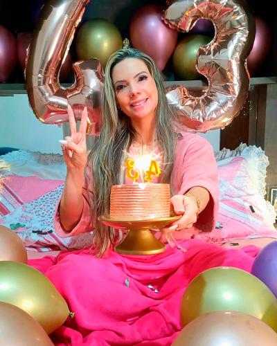 A influencer Cíntia Agrizzi celebra 43 anos com ensaio cheio de estilo e personalidade