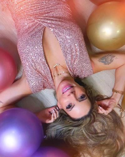 A influencer Cíntia Agrizzi celebra 43 anos com ensaio cheio de estilo e personalidade