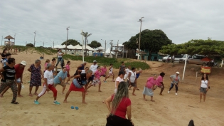 Projeto Verão Viver Mais leva idosos para praticar exercícios físicos na Praia de Marobá