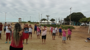 Projeto Verão Viver Mais leva idosos para praticar exercícios físicos na Praia de Marobá