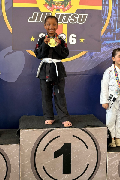 Atleta cachoeirense Maria Júlia, de apenas 6 anos, conquista ouro em competição estadual de Jiu-Jitsu, em Alegre