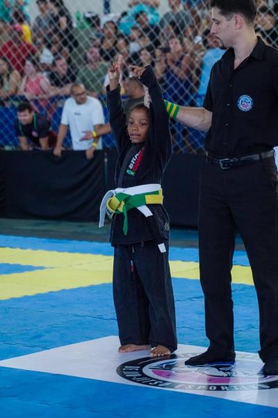 Atleta cachoeirense Maria Júlia, de apenas 6 anos, conquista ouro em competição estadual de Jiu-Jitsu, em Alegre