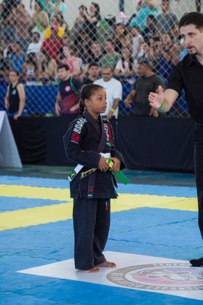 Atleta cachoeirense Maria Júlia, de apenas 6 anos, conquista ouro em competição estadual de Jiu-Jitsu, em Alegre