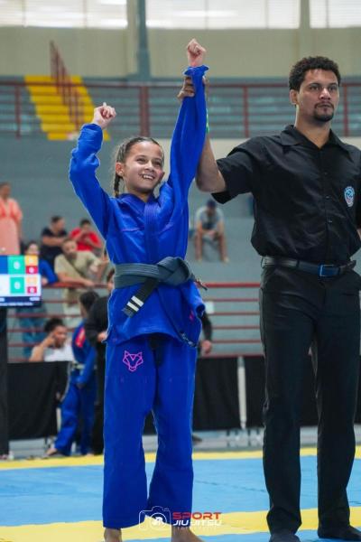 Atleta Helena Minas Machado conquista ouro e bronze em competição estadual de jiu-jítsu