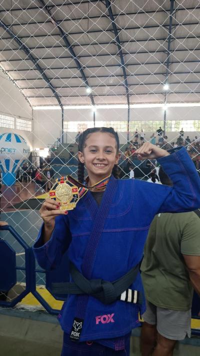 Atleta Helena Minas Machado conquista ouro e bronze em competição estadual de jiu-jítsu
