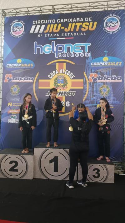 Atleta Helena Minas Machado conquista ouro e bronze em competição estadual de jiu-jítsu