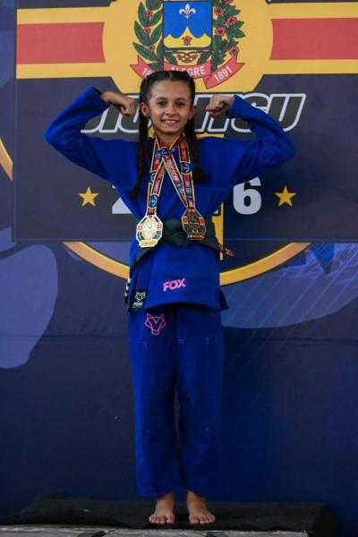 Atleta Helena Minas Machado conquista ouro e bronze em competição estadual de jiu-jítsu