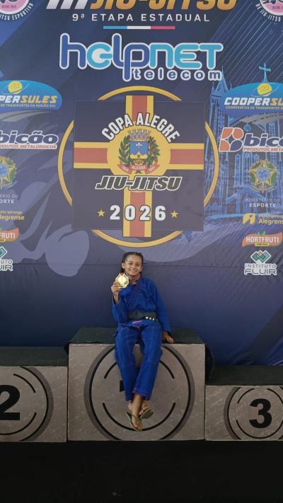 Atleta Helena Minas Machado conquista ouro e bronze em competição estadual de jiu-jítsu