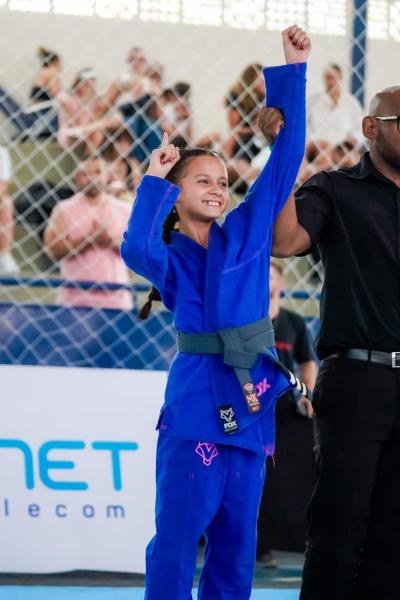 Atleta Helena Minas Machado conquista ouro e bronze em competição estadual de jiu-jítsu