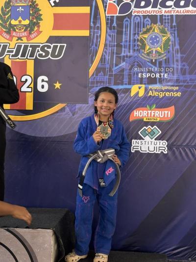 Atleta kennedense Júlia Menezes Valpasso conquista medalha de bronze em competição estadual de Jiu-Jitsu, em Alegre