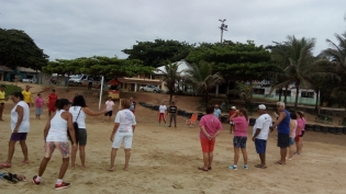 Projeto Verão Viver Mais leva idosos para praticar exercícios físicos na Praia de Marobá
