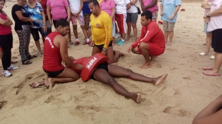 Projeto Verão Viver Mais leva idosos para praticar exercícios físicos na Praia de Marobá