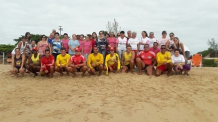 Projeto Verão Viver Mais leva idosos para praticar exercícios físicos na Praia de Marobá