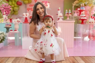 Maithê faz 1 aninho com o tema "A cerejinha do bolo"