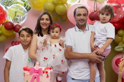 Maithê faz 1 aninho com o tema "A cerejinha do bolo"