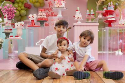 Maithê faz 1 aninho com o tema "A cerejinha do bolo"