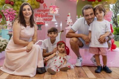 Maithê faz 1 aninho com o tema "A cerejinha do bolo"