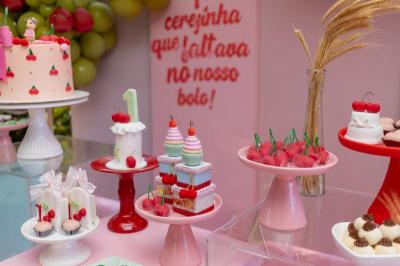 Maithê faz 1 aninho com o tema "A cerejinha do bolo"