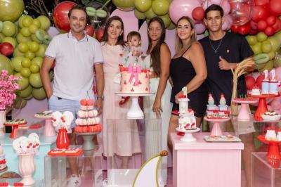 Maithê faz 1 aninho com o tema "A cerejinha do bolo"