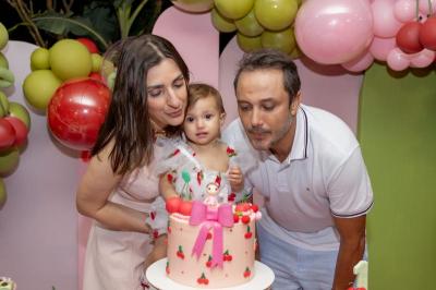 Maithê faz 1 aninho com o tema "A cerejinha do bolo"