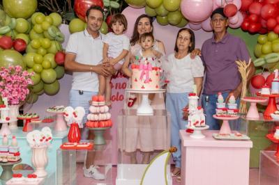Maithê faz 1 aninho com o tema "A cerejinha do bolo"