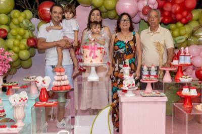 Maithê faz 1 aninho com o tema "A cerejinha do bolo"