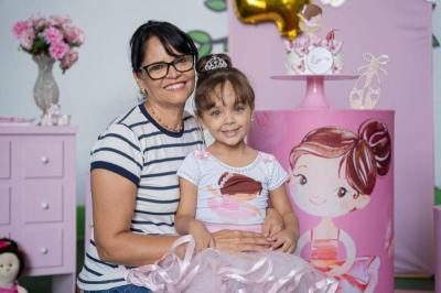 Luísa Damasceno fez 4 aninhos com o tema "A Bailarina"
