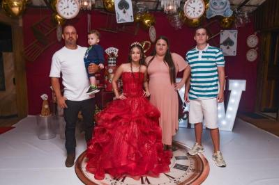 Rhayna Barreto celebra seus 15 anos em noite especial