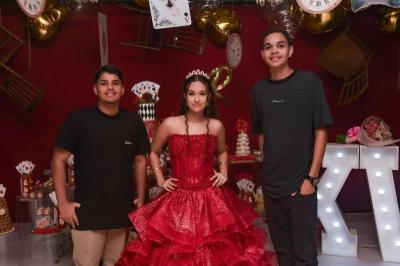 Rhayna Barreto celebra seus 15 anos em noite especial