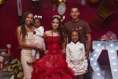 Rhayna Barreto celebra seus 15 anos em noite especial