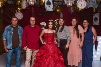 Rhayna Barreto celebra seus 15 anos em noite especial