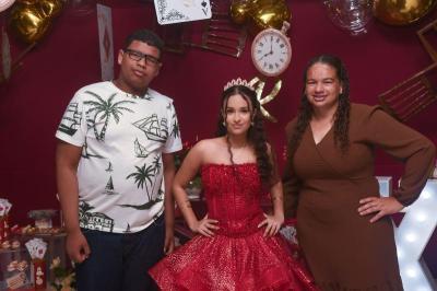 Rhayna Barreto celebra seus 15 anos em noite especial
