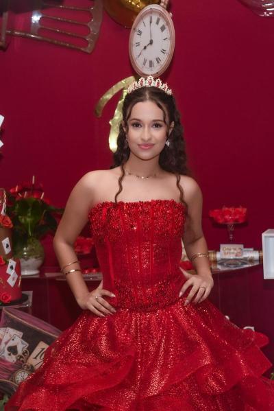 Rhayna Barreto celebra seus 15 anos em noite especial