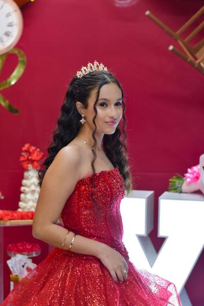 Rhayna Barreto celebra seus 15 anos em noite especial