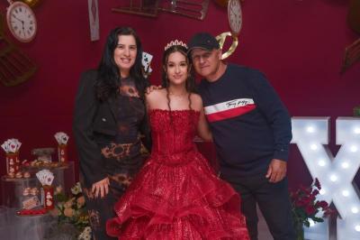 Rhayna Barreto celebra seus 15 anos em noite especial