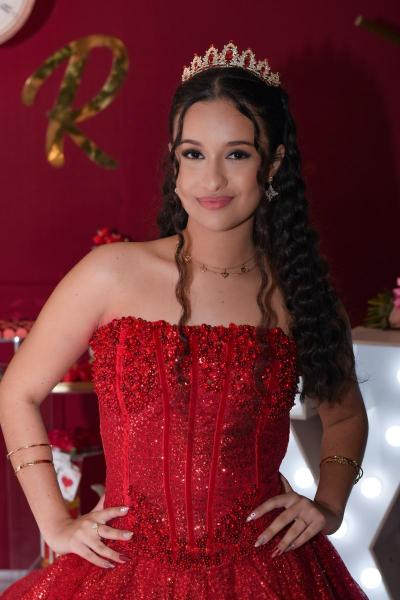 Rhayna Barreto celebra seus 15 anos em noite especial