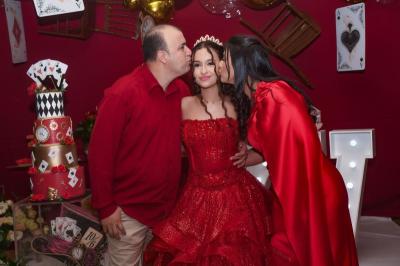 Rhayna Barreto celebra seus 15 anos em noite especial