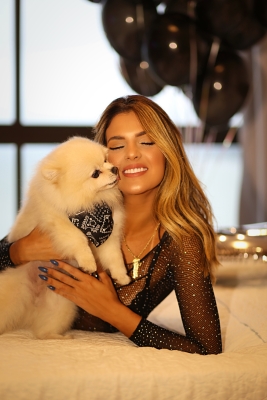 Suellen Rosado comemora 27 anos com ensaio sensual.