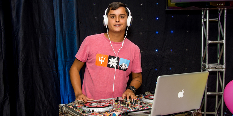 Conheça a história do DJ Dudu Porto. Conheça a história do DJ Dudu Porto.