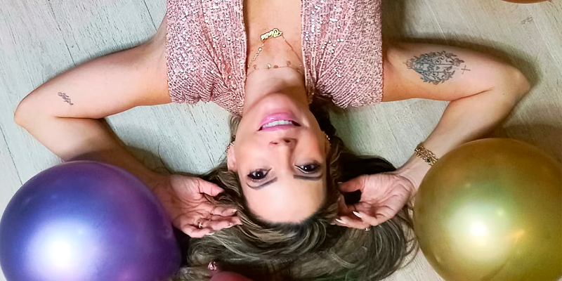 A influencer Cíntia Agrizzi celebra 43 anos com ensaio cheio de estilo e personalidade